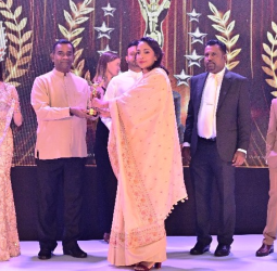 Founder of DM Interior Studio Dilushi Mendis honoured with Entrepreneur Award at International Women's Achievers Awards