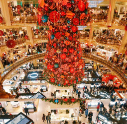 US companies to hire thousands of seasonal workers for holiday season