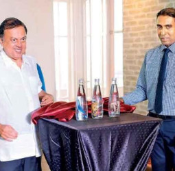 Aquafresh unveils new glass water bottles