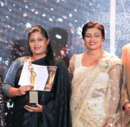 Hansani Nisansala Weerakoon of NHRA receives Supreme Entrepreneur Award for leadership in education