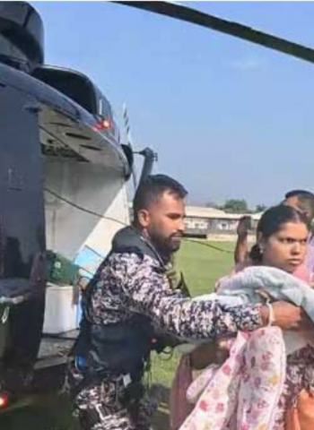 06 infants and mothers evacuated from Chilaw to Puttalam by SLAF helicopter